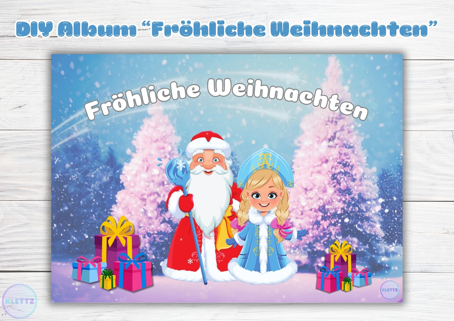 DIY-Weihnachtsalbum-Cover mit Cartoon-Figuren von Weihnachtsmann und Schneemädchen vor einem verschneiten, festlichen Hintergrund mit geschmückten Bäumen und Geschenken. Der Text lautet 'Fröhliche Weihnachten' in fröhlicher weißer Schrift. Perfekt für pädagogische und kreative Weihnachtsaktivitäten für Kinder.